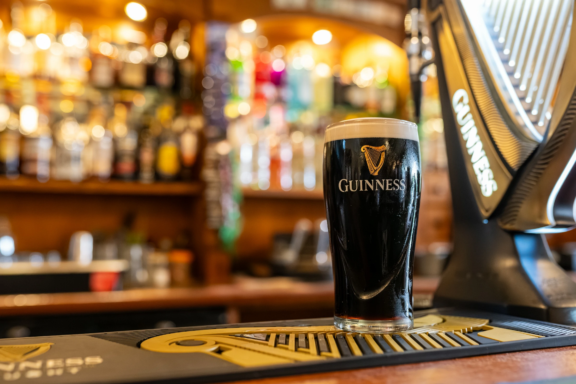 Pinta de Guinness en la barra de Temple Bar Tenerife, pub irlandes en Tenerife