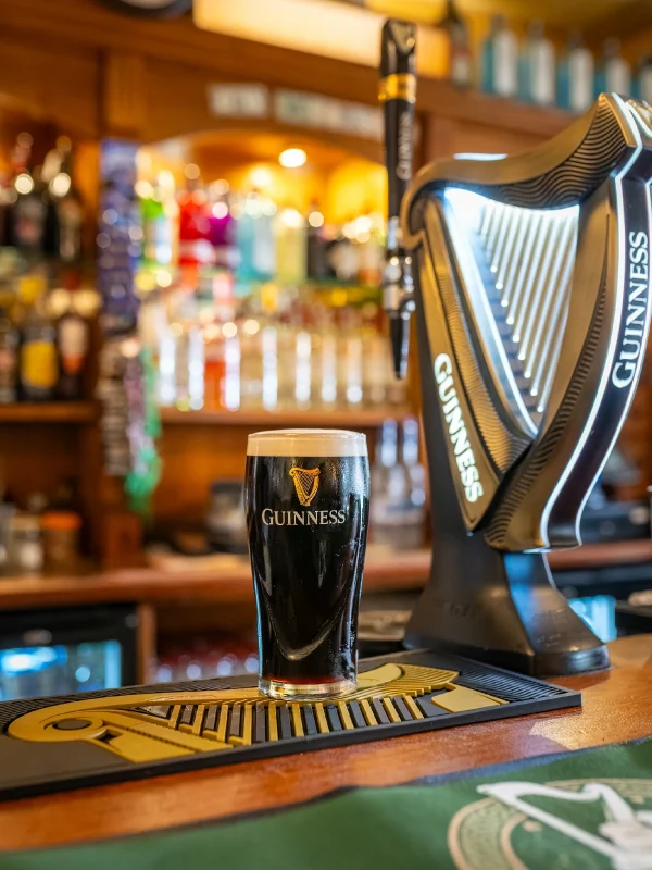 Pinta de Guinness en la barra de Temple Bar Tenerife, pub irlandes en Tenerife