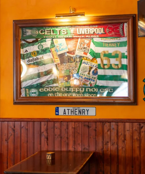 Interior de la barra de Temple Bar Tenerife con bebidas y ambiente de pub irlandes
